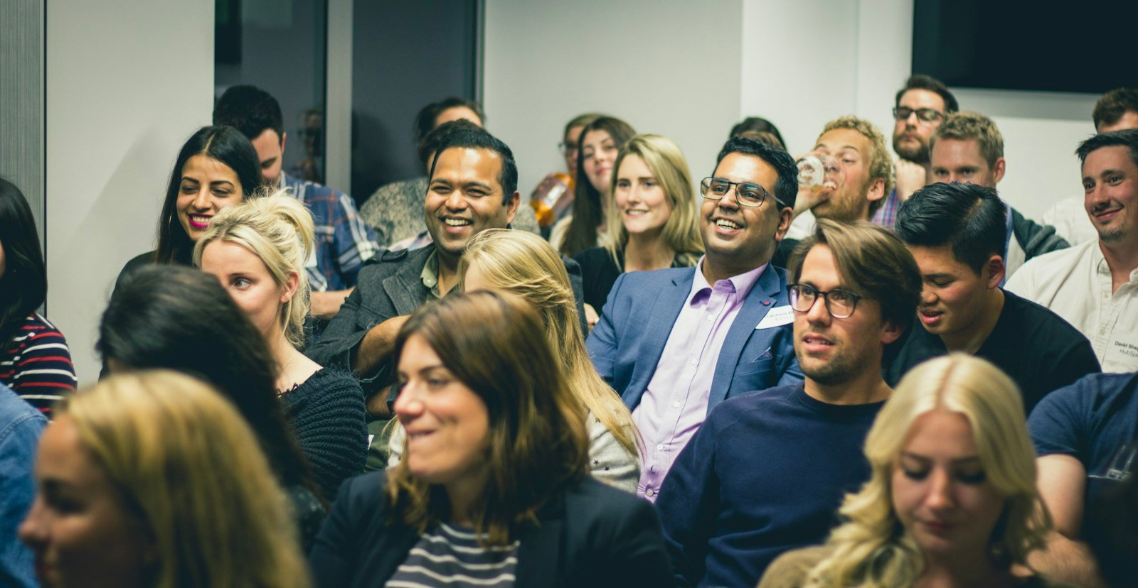 Betrokken publiek luistert tijdens een seminar over werkstress